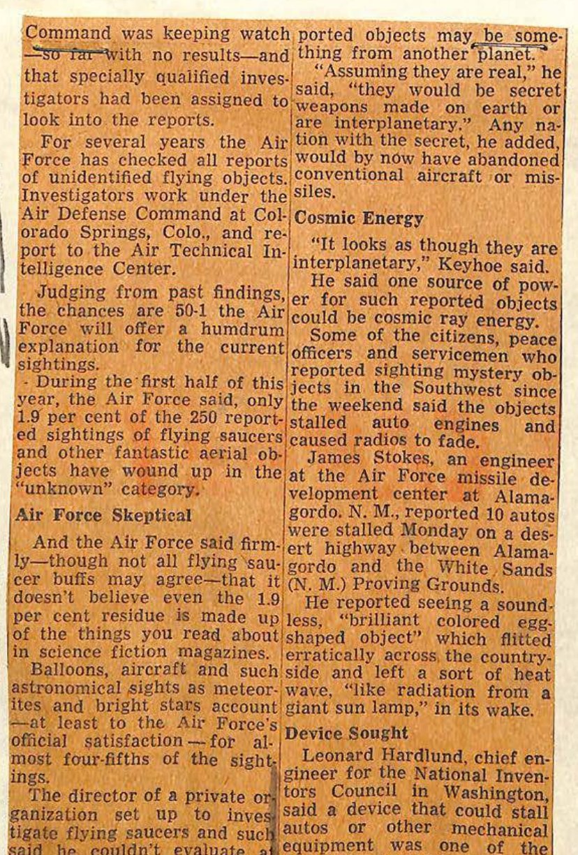 Recorte de jornal em duas colunas com o relato do engenheiro James Stokes sobre carros parados perto de Alamogordo.