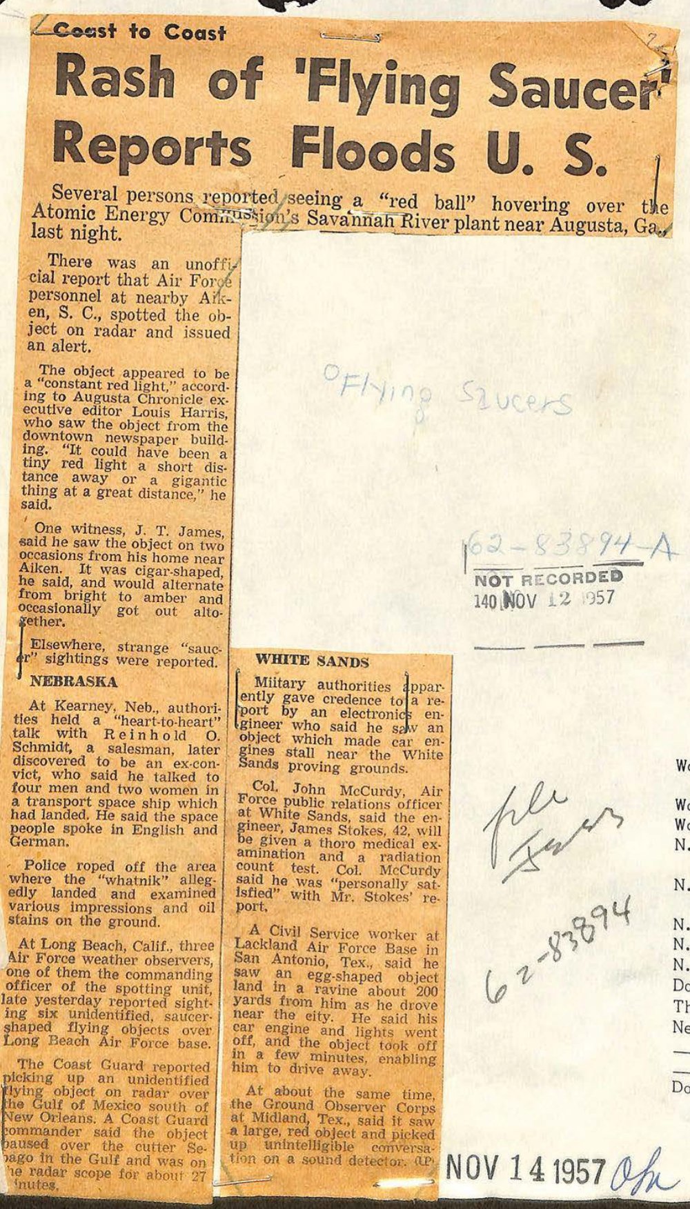 Recorte de jornal amarelado com o título 'Rash of Flying Saucer Reports Floods U.S.' e anotações manuscritas do FBI.