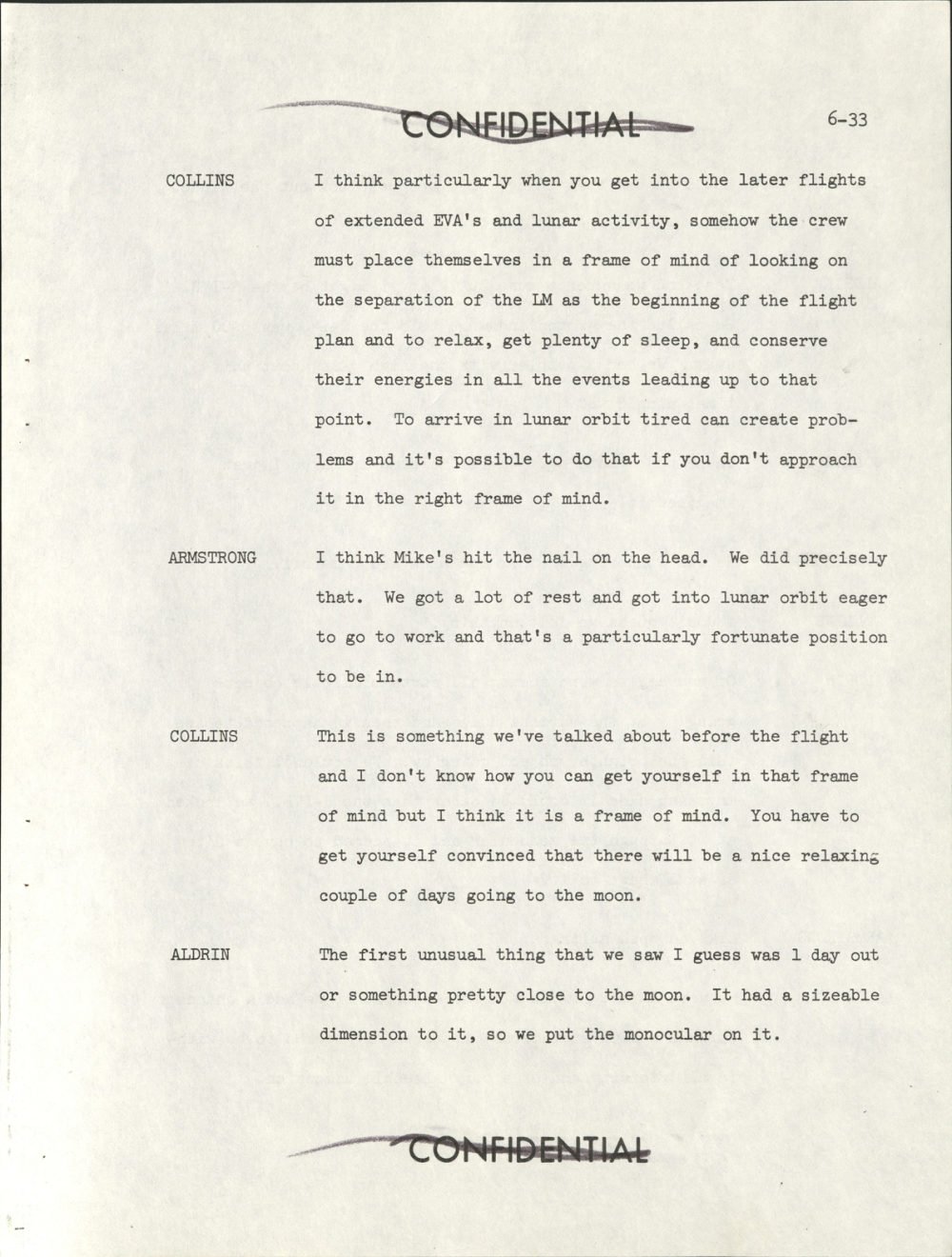 Página datilografada do debriefing com a marca Confidential riscada e diálogo entre Collins, Armstrong e Aldrin.