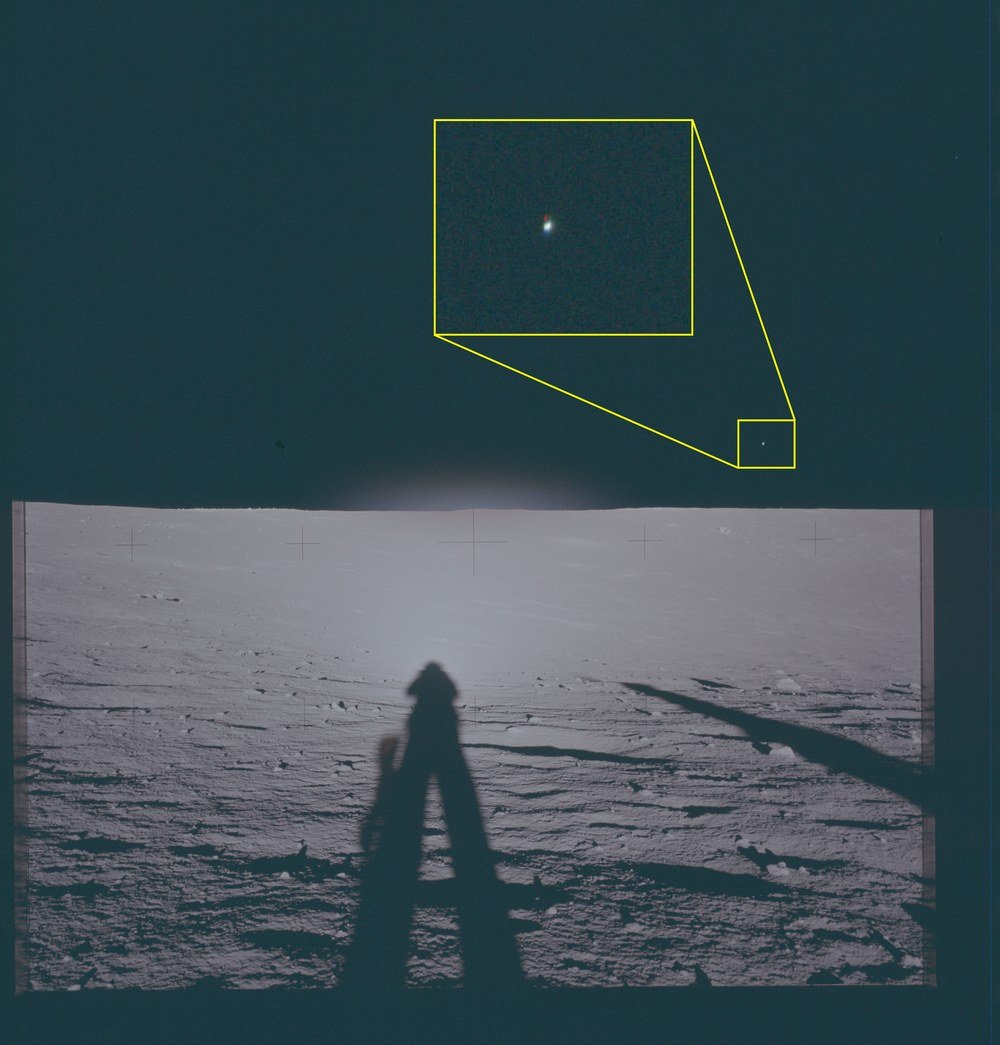 Paisagem lunar com sombra de figura humana e de uma estrutura; no céu negro, quadro amarelo amplia um ponto brilhante.