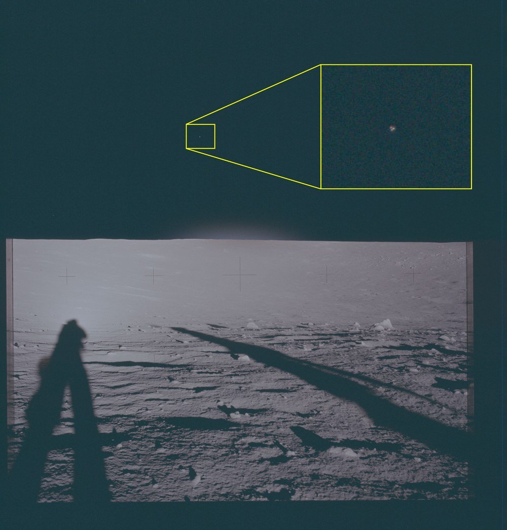 Paisagem lunar com sombra de figura humana à esquerda; no céu negro, quadro amarelo amplia um ponto pequeno.