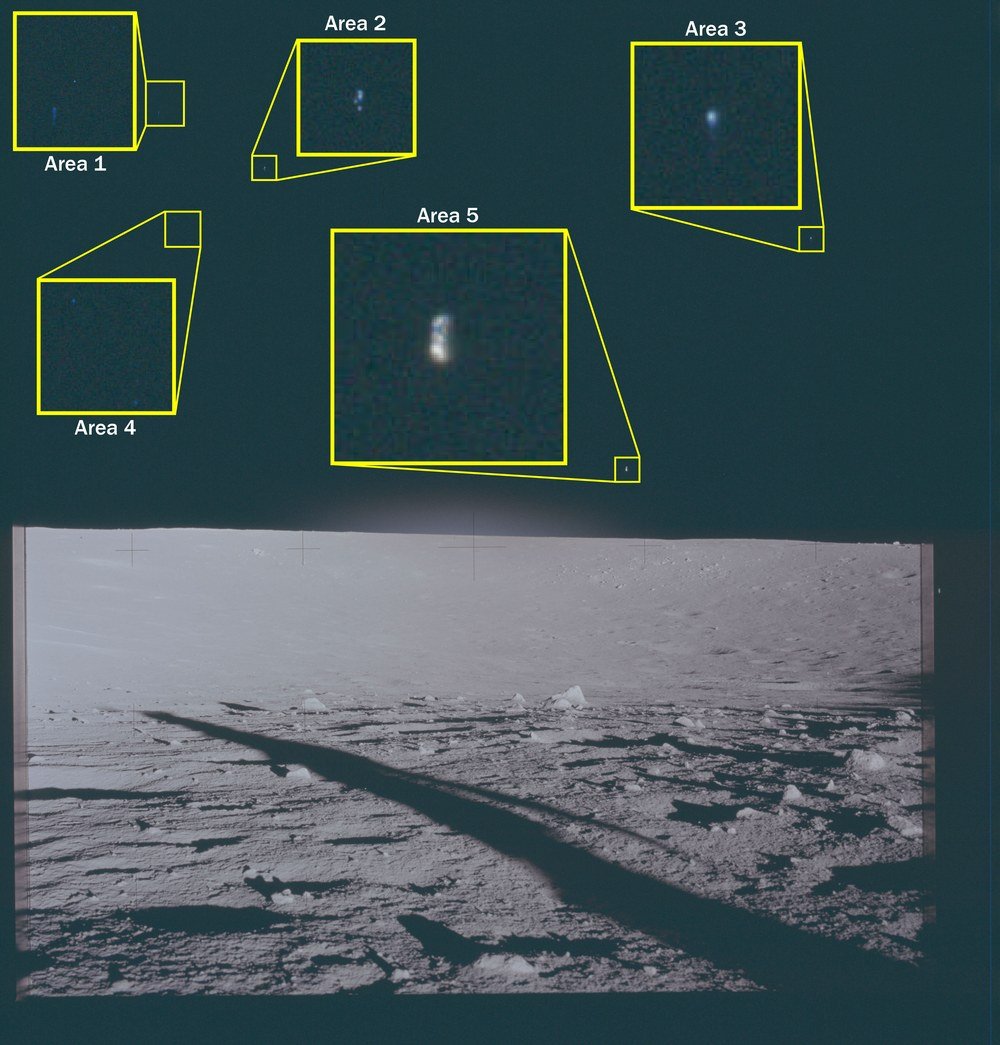Paisagem lunar com sombra longa diagonal e céu negro com cinco quadros amarelos numerados que ampliam pontos claros.