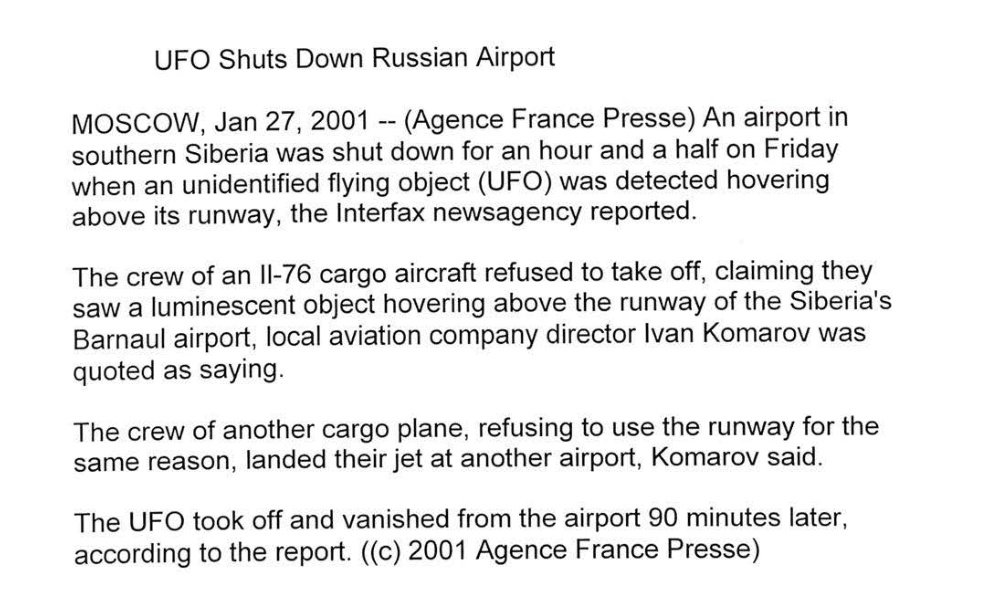 Recorte de jornal com o título 'UFO Shuts Down Russian Airport' e texto curto da Agence France Presse.