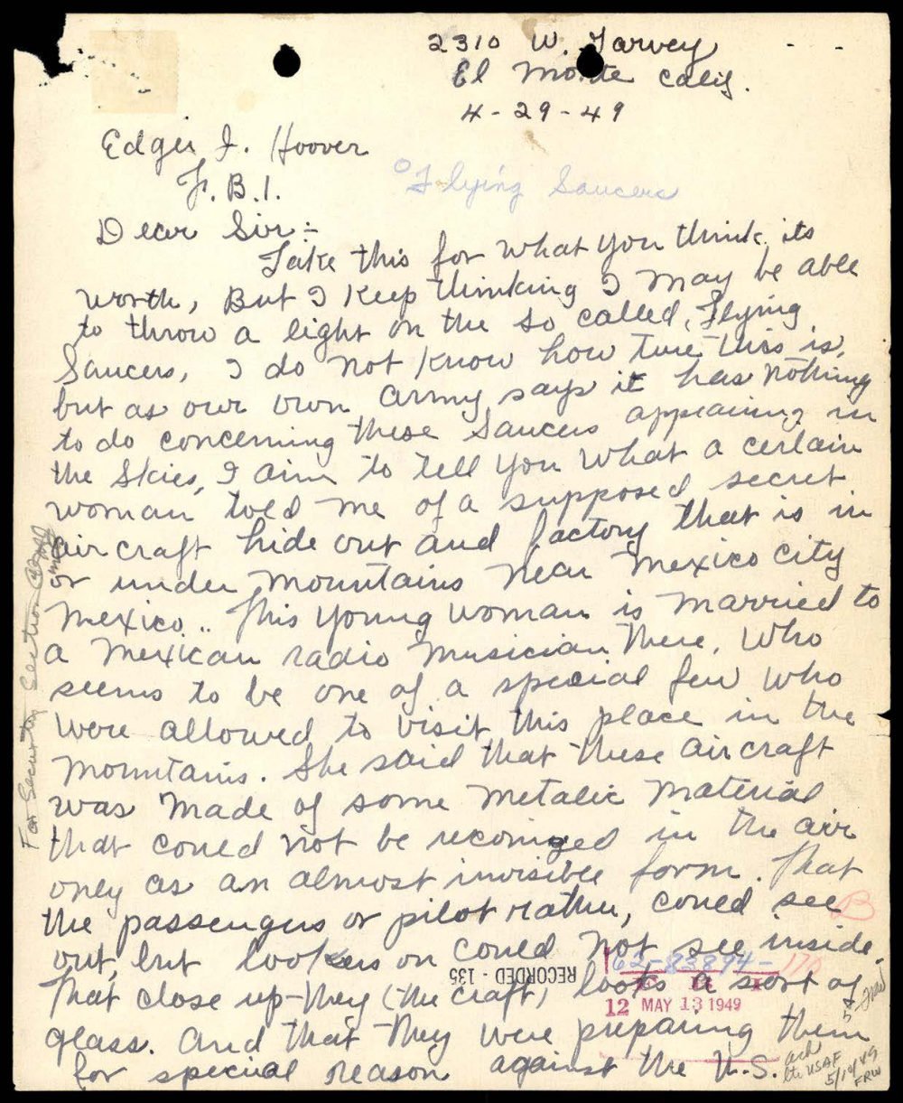 Carta manuscrita a Edgar J. Hoover com o título Flying Saucers e carimbos do FBI.