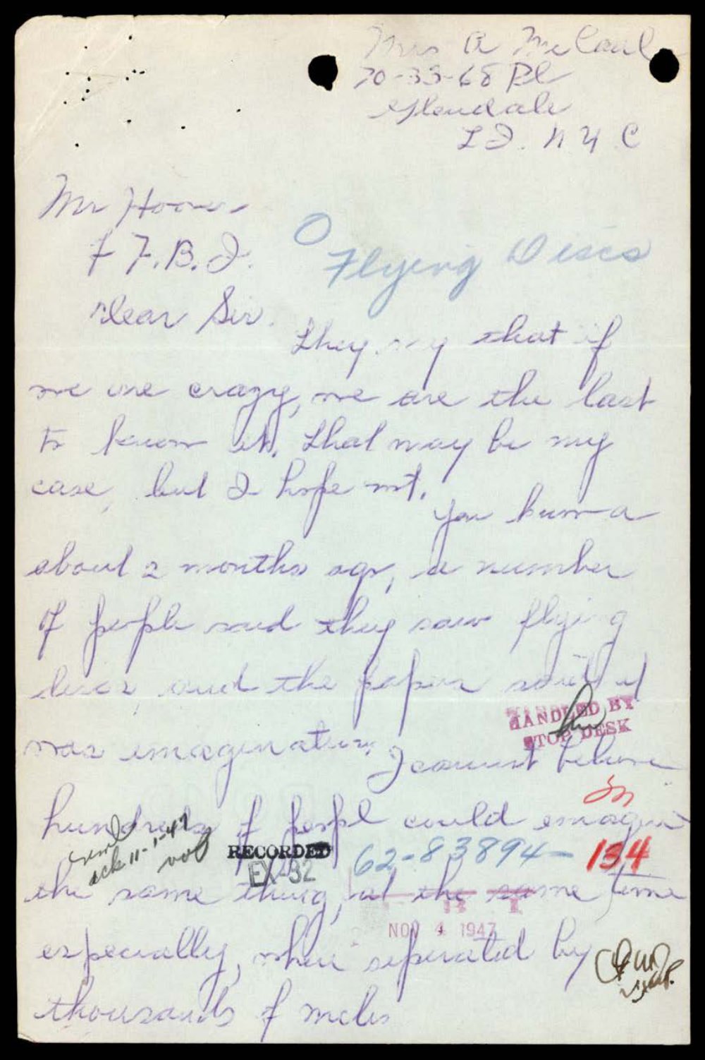 Carta manuscrita a lápis azul com o título Flying Discs e carimbos do FBI.