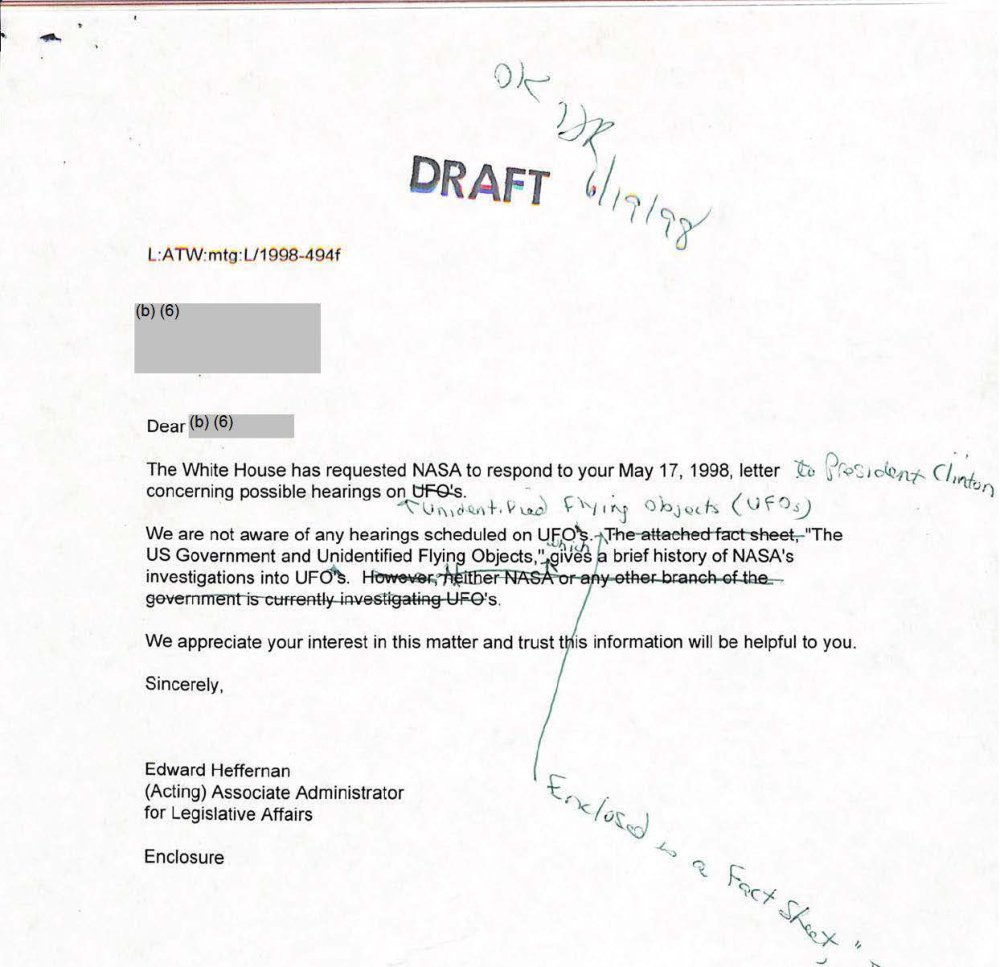 Carta impressa com carimbo DRAFT, correções à mão e uma frase riscada.