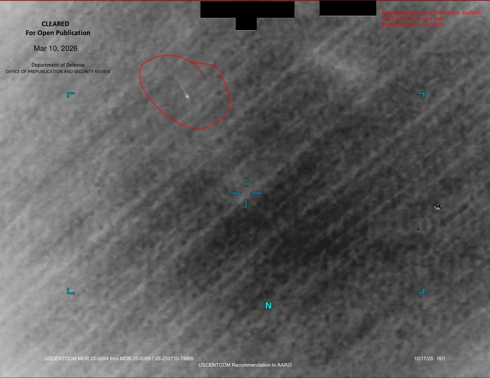 Imagem infravermelha em tons de cinza com faixas diagonais, uma mira azul no centro e um círculo vermelho desenhado em volta de um pequeno ponto claro no canto superior esquerdo.