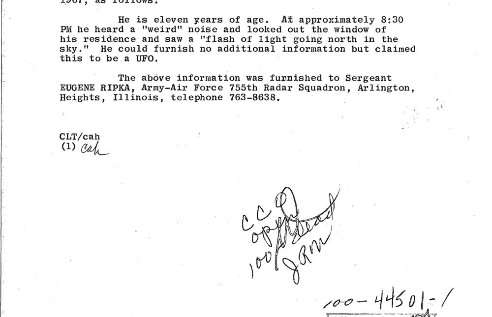 Trecho de memorando datilografado do FBI com o relato do menino e o encaminhamento ao esquadrão de radar.