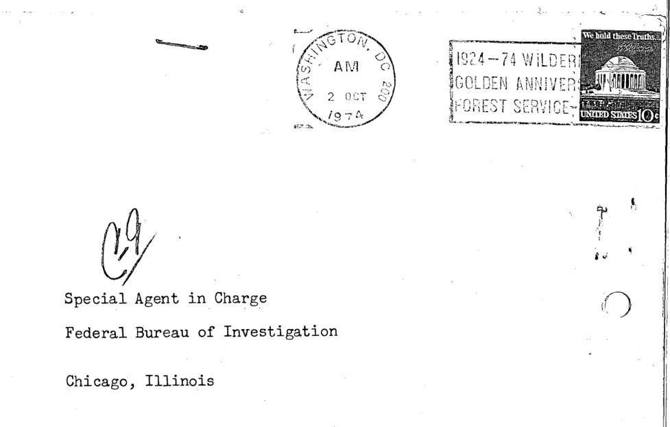 Envelope branco datilografado endereçado ao Special Agent in Charge, Federal Bureau of Investigation, Chicago, Illinois, com carimbo postal circular de Washington, 2 OCT 1974, e selo de 10 centavos no canto superior direito.