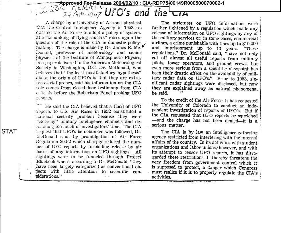 Recorte de jornal em duas colunas com o título UFO's and the CIA, anotação manuscrita de data 24 de abril de 1967 e carimbo de liberação da CIA