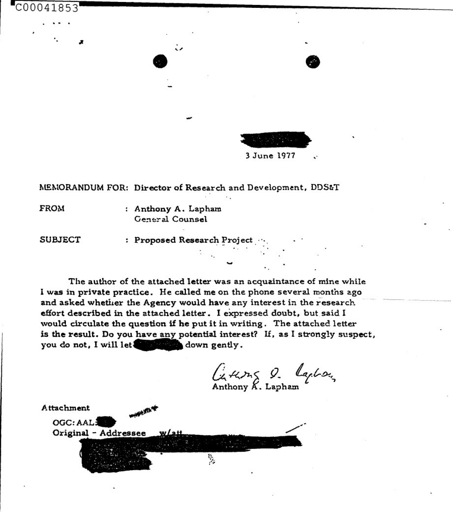 Memorando datilografado da CIA de 3 de junho de 1977, com assinatura de Anthony A. Lapham, tarjas pretas e carimbo de aprovação para liberação