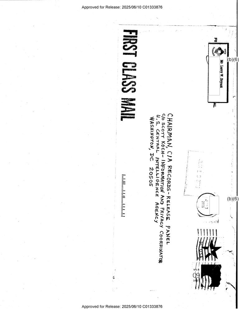 Envelope girado 90 graus com endereço manuscrito ao Painel de Liberação de Registros da CIA, carimbo First Class Mail, dois selos e caixas brancas marcadas (b)(6).