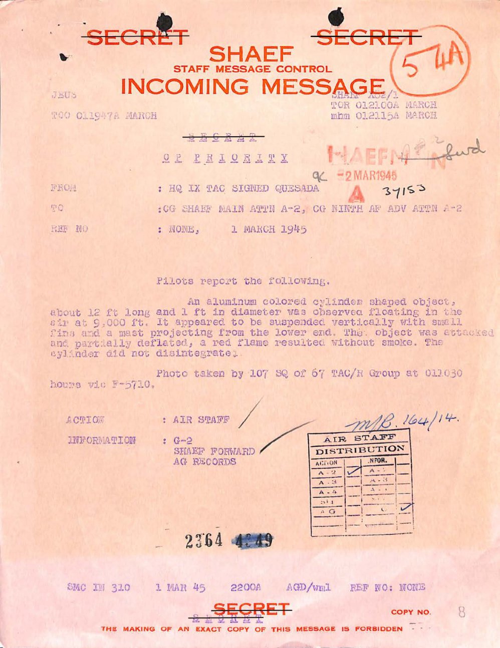 Formulário rosado do SHAEF com o título Incoming Message em vermelho, carimbos Secret, data 1 March 1945 e texto datilografado sobre an aluminum colored cylinder shaped object.