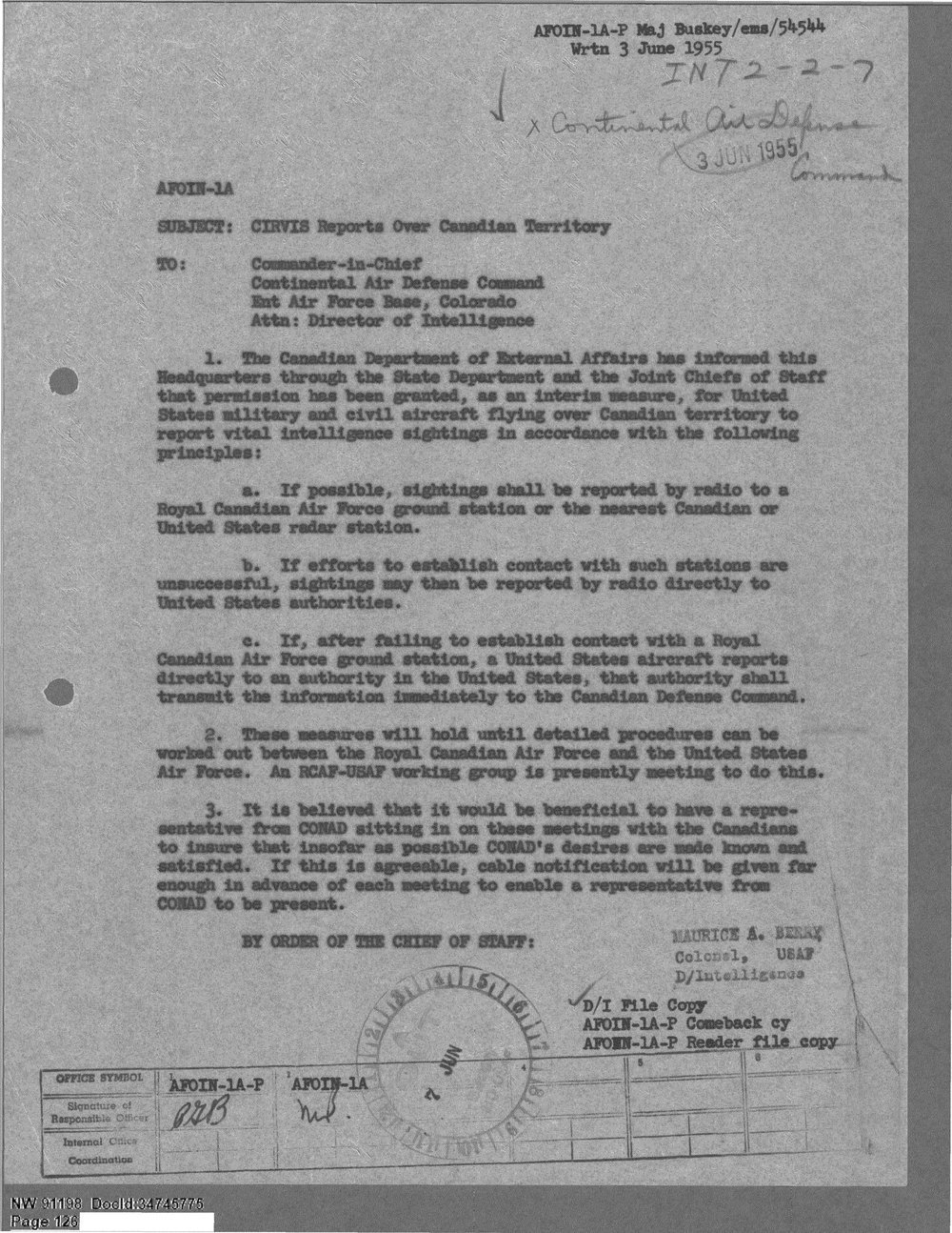 Carta datilografada da Força Aérea em papel cinza, com carimbos e anotações manuscritas.