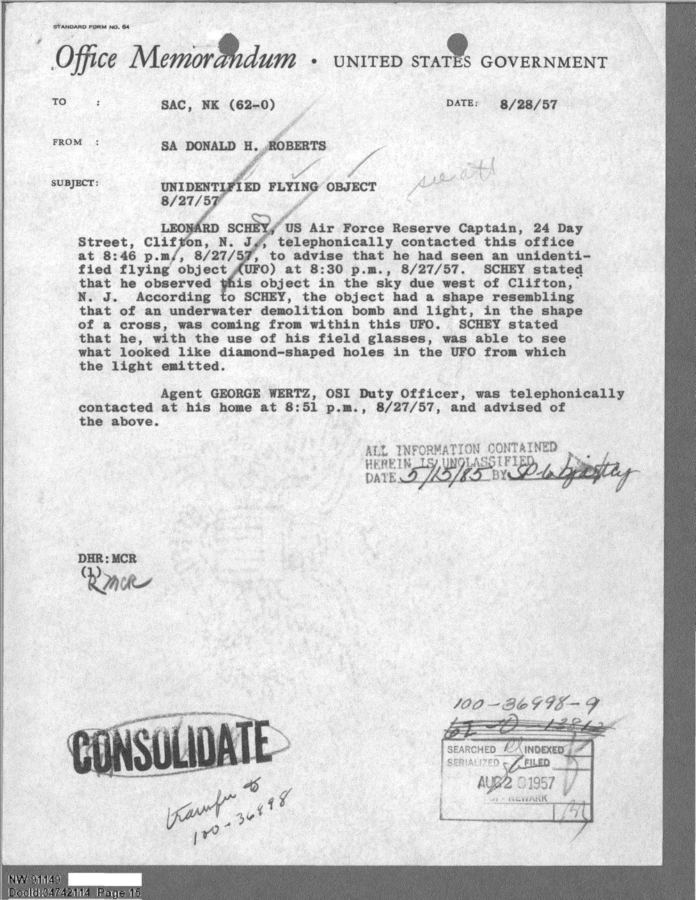 Memorando do FBI de 28 de agosto de 1957 com o relato por telefone do capitão da reserva sobre o objeto com luz em forma de cruz.