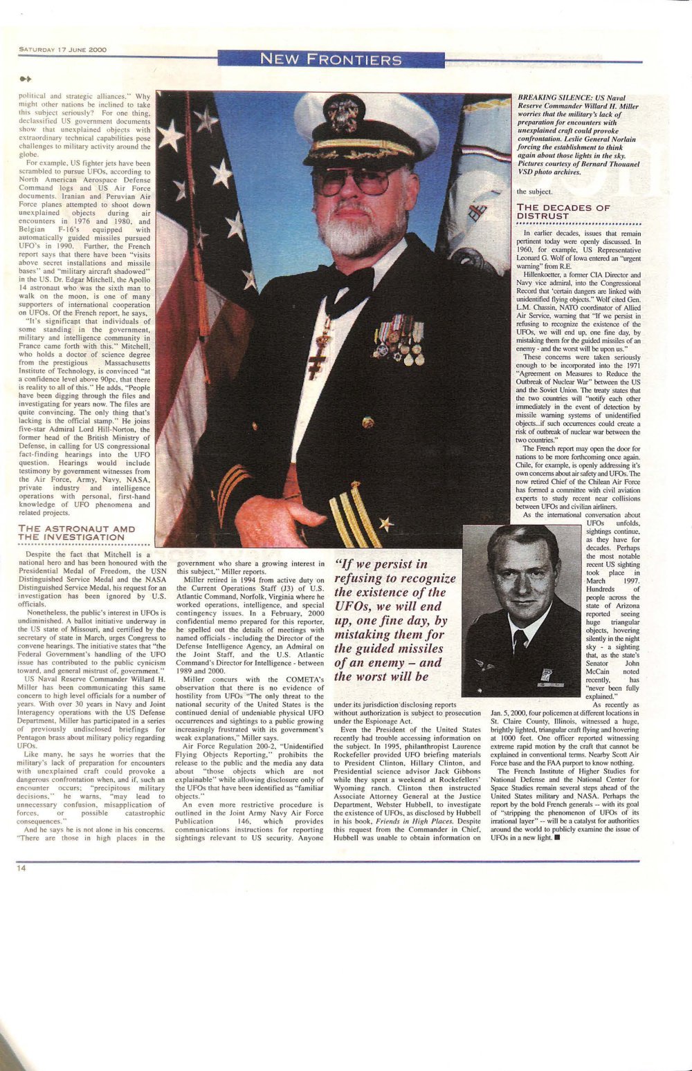 Página de jornal com fotografia de um oficial fardado ao lado de bandeira e texto em colunas.