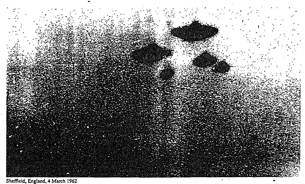 Foto granulada em preto e branco com cinco formas escuras em disco agrupadas no céu; legenda Sheffield, England, 4 March 1962.