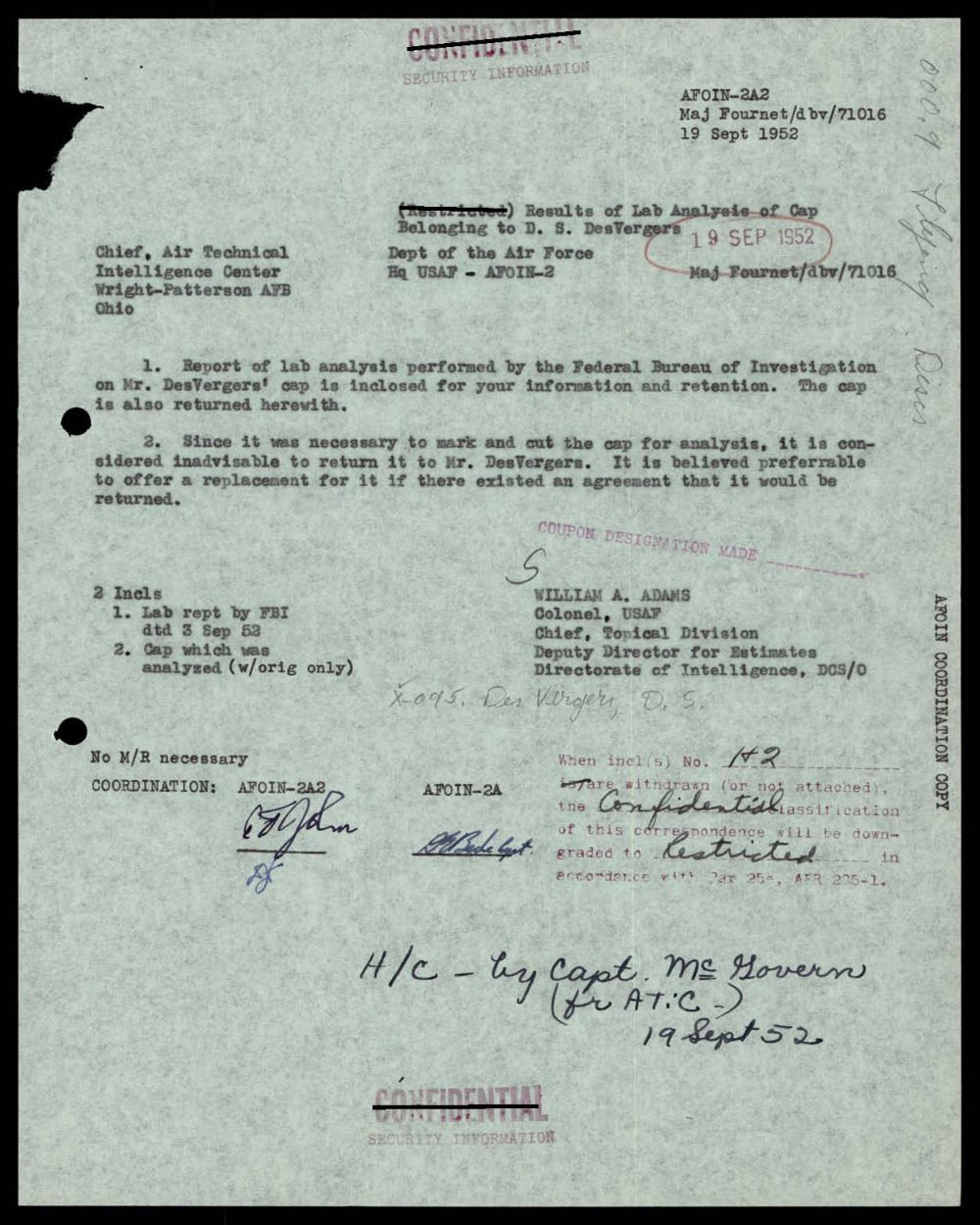 Carta datilografada com carimbos e anotações à mão, sobre os resultados do laboratório do FBI no boné.