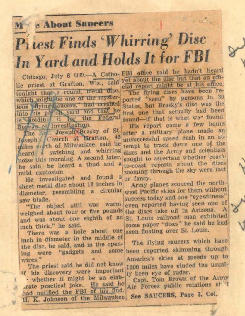 Recorte de jornal amarelado com o título Priest Finds Whirring Disc In Yard and Holds It for FBI, em duas colunas, colado numa folha com carimbos e anotações a lápis.