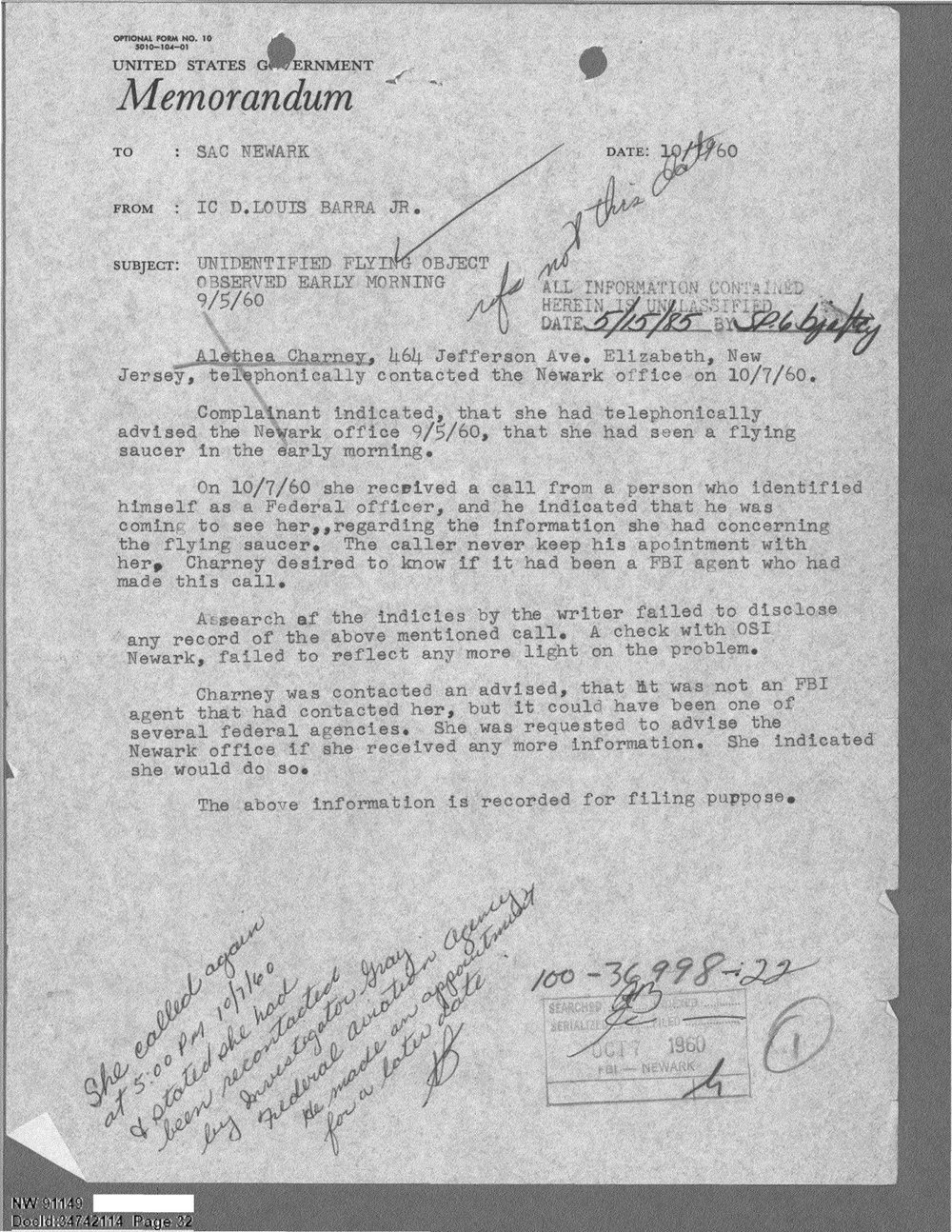 Memorando do FBI em Newark de 7 de outubro de 1960, com anotações manuscritas, sobre o disco voador visto em Elizabeth e o telefonema de um suposto agente federal.