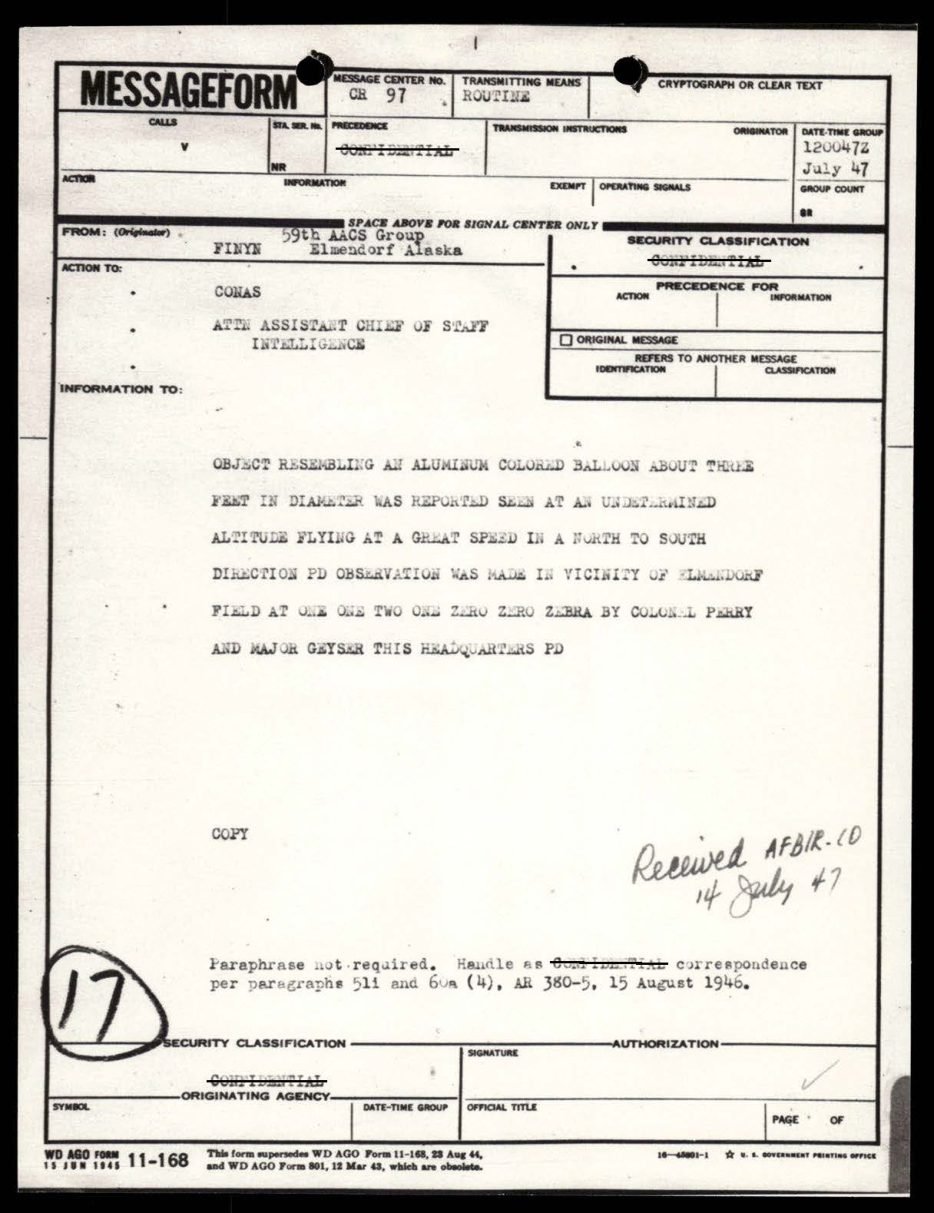 Formulário de mensagem militar datilografado com carimbo de recebimento manuscrito e o número 17 circulado.