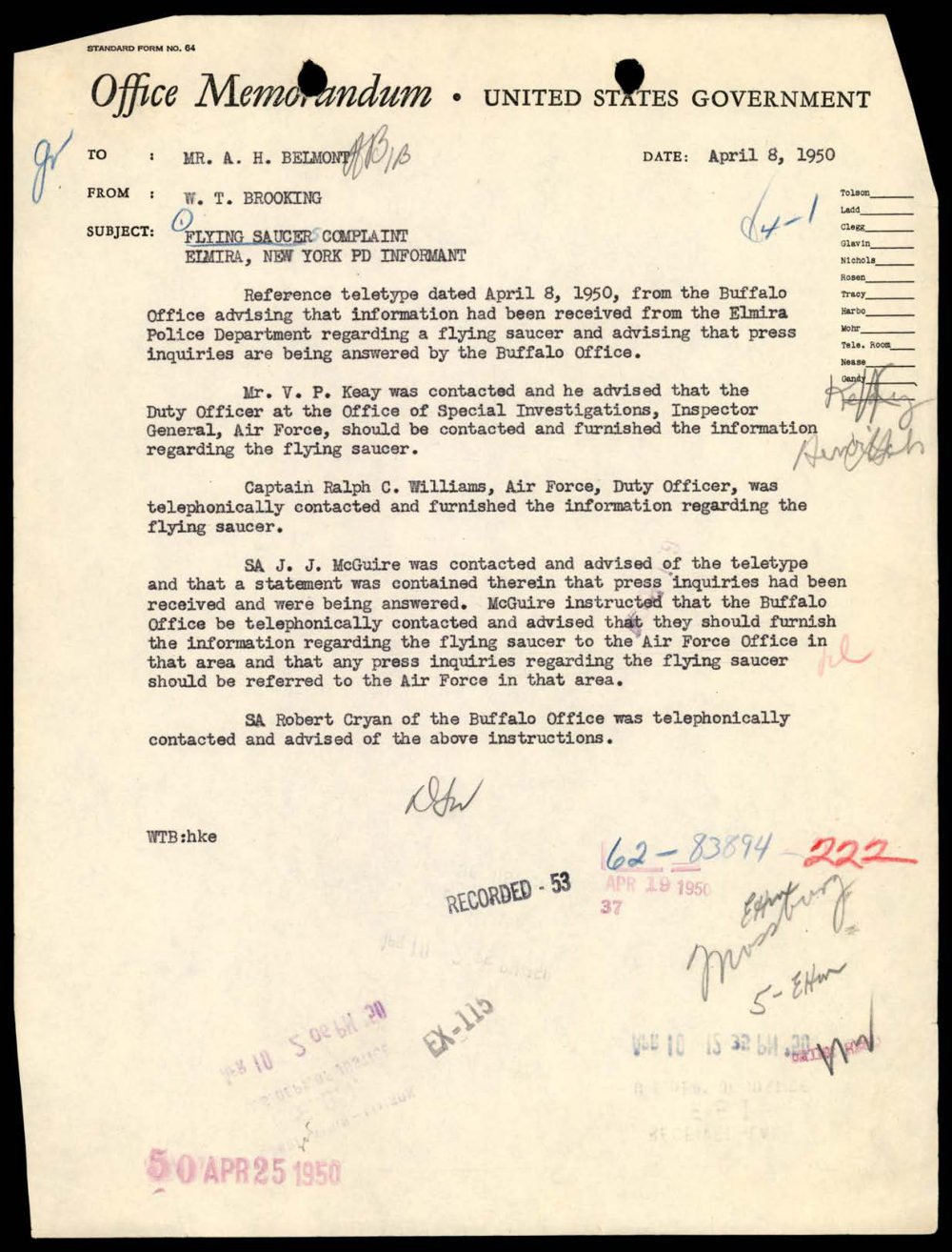 Memorando datilografado do FBI com carimbos e anotações manuscritas.