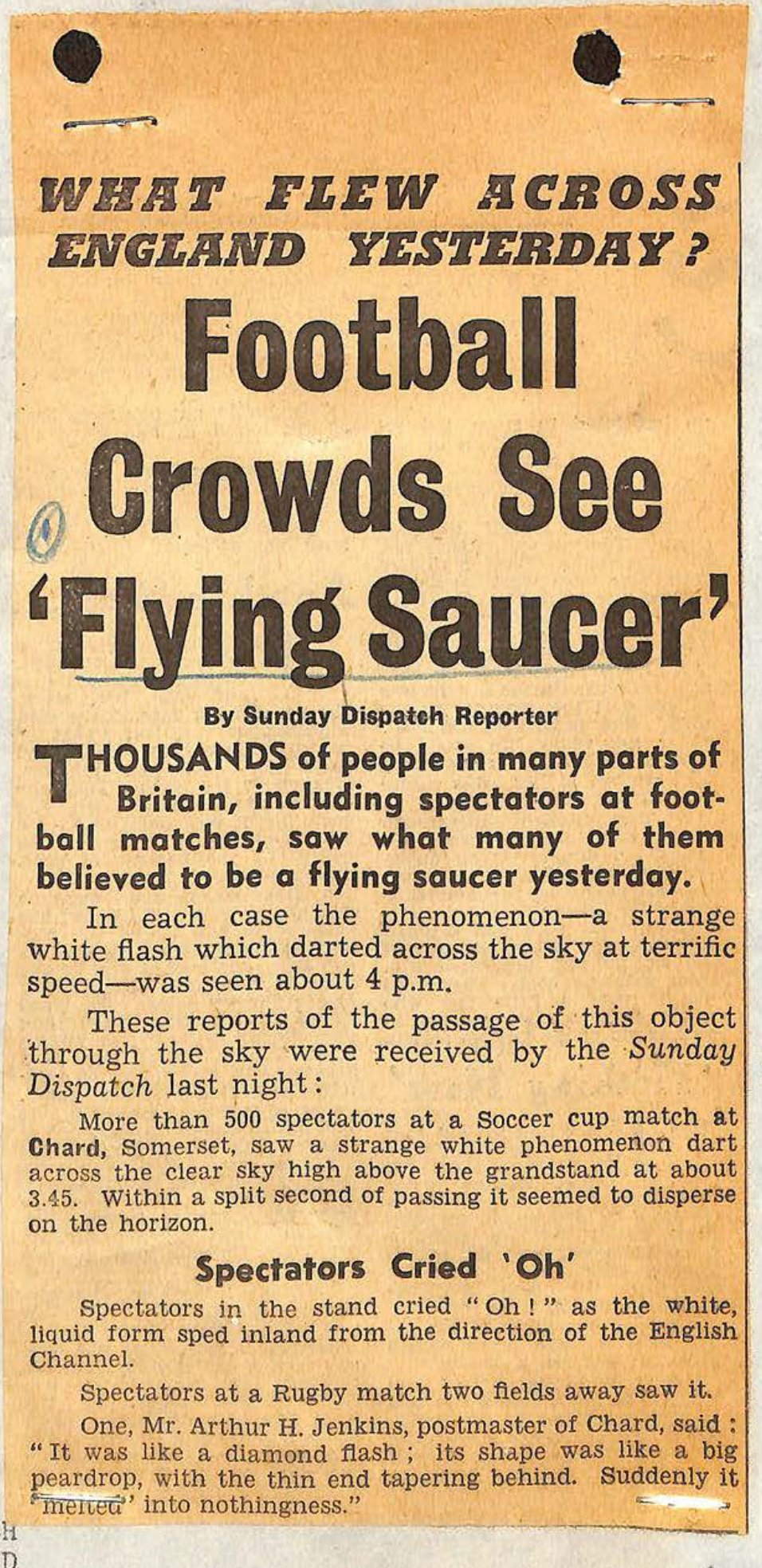 Recorte de jornal em uma coluna com a manchete Football Crowds See Flying Saucer.