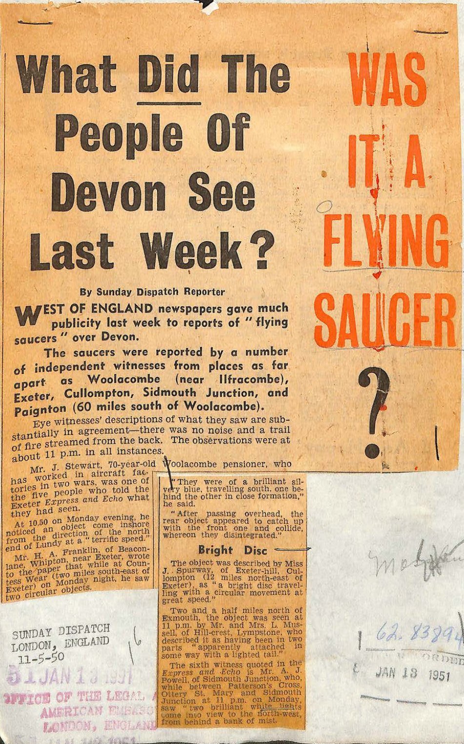 Recorte de jornal com manchete preta à esquerda e, à direita, as palavras Was it a flying saucer em letras vermelhas grandes.