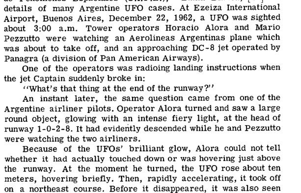 Coluna de texto impresso em inglês que começa com a menção a pesquisadores argentinos e descreve o caso do aeroporto de Ezeiza em 22 de dezembro de 1962.
