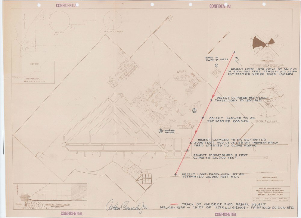Planta da base aérea com uma linha vermelha diagonal de nordeste para sudoeste e anotações em letra de forma ao longo dela.