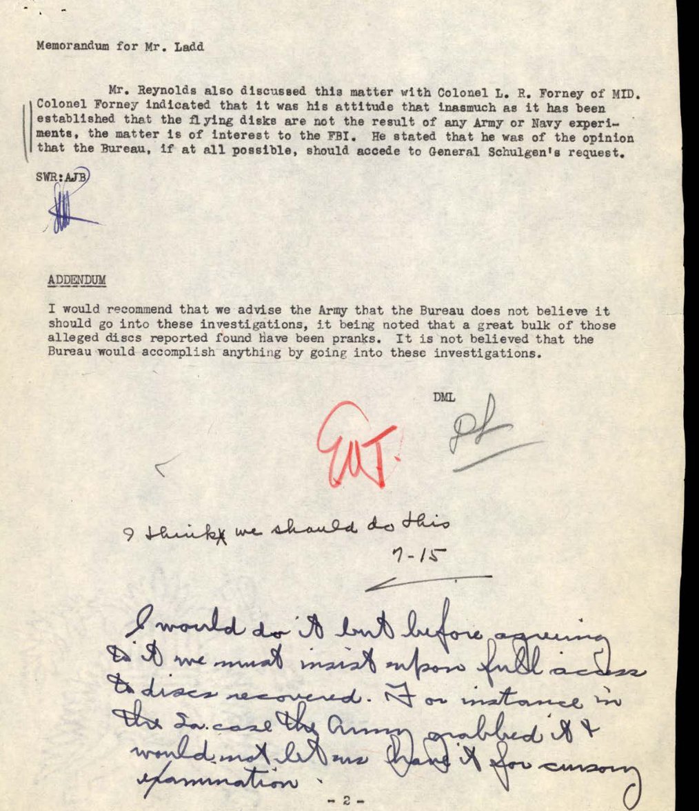 Folha datilografada com um parágrafo, um adendo assinado DML e, abaixo, anotações manuscritas a tinta, uma datada 7-15 e outra de seis linhas começando por I would do it.
