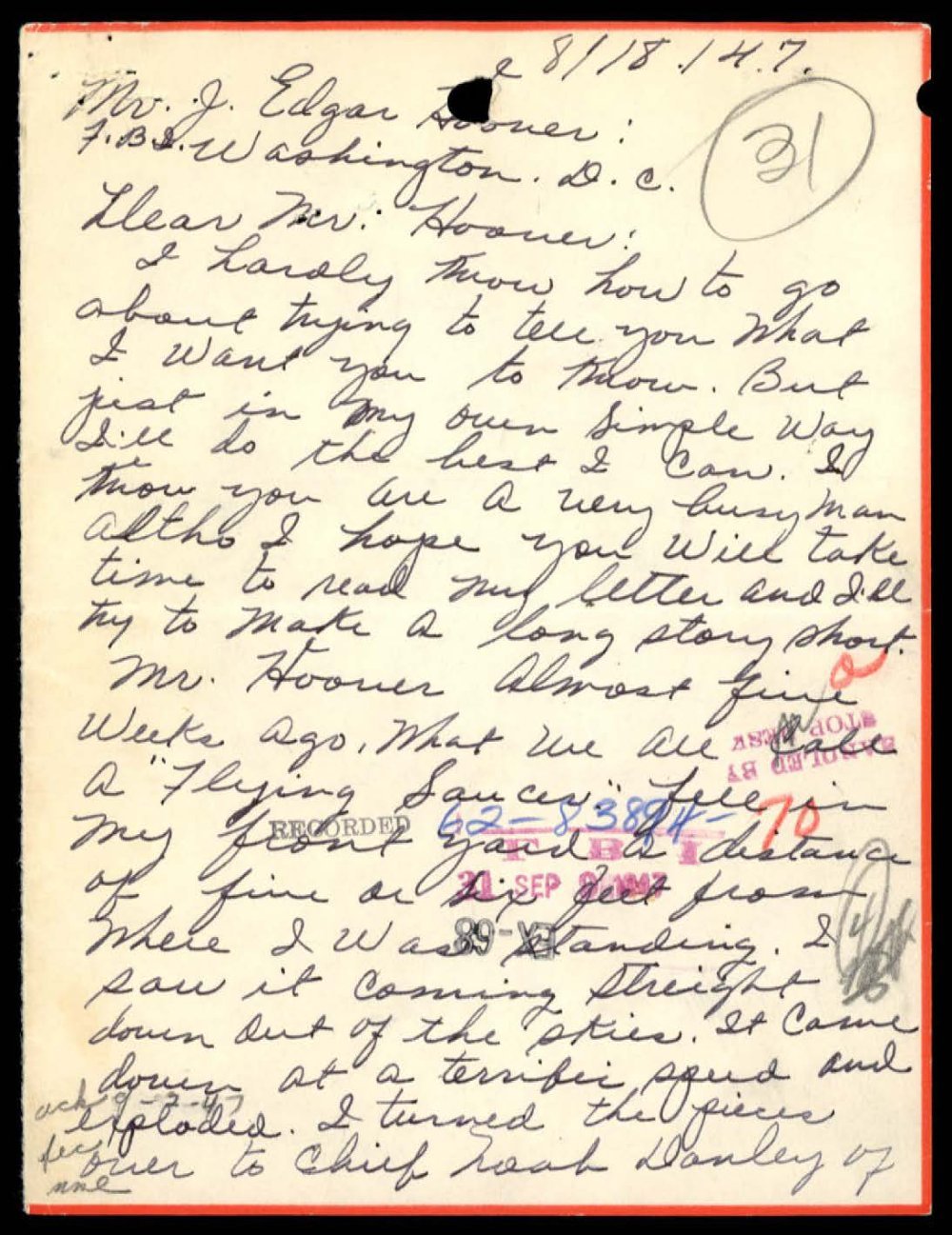 Folha manuscrita em papel pautado com margem vermelha, com carimbos do FBI em azul e vermelho e anotação a lápis na margem.