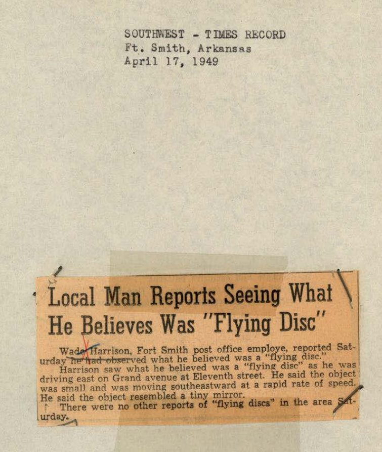 Pequeno recorte de jornal amarelado com o título "Local Man Reports Seeing What He Believes Was Flying Disc", colado numa folha com o nome do jornal e a data datilografados.