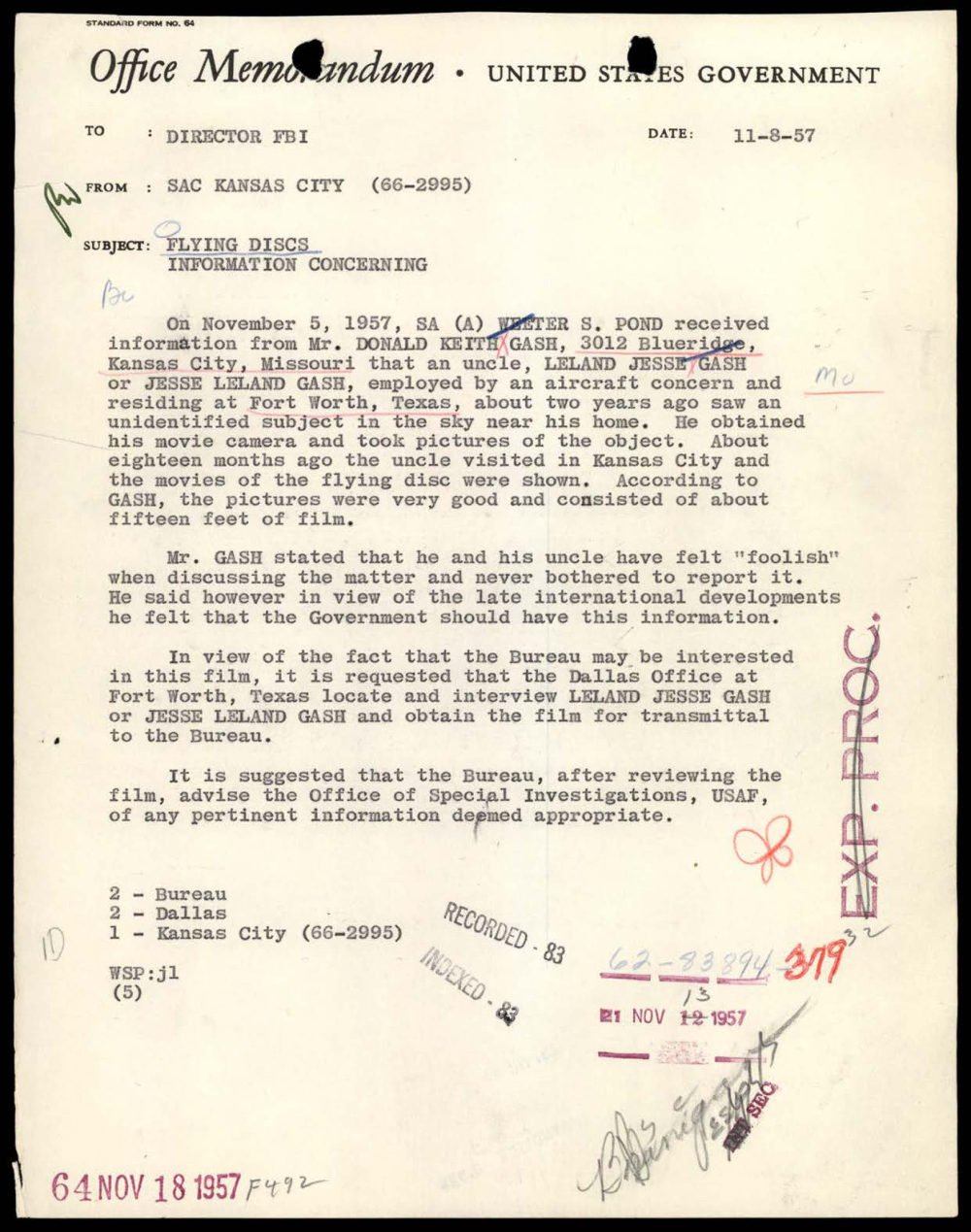 Memorando datilografado do FBI com carimbos e notas manuscritas.