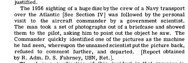 Parágrafo impresso em inglês que começa com The 1956 sighting of a huge disc by the crew of a Navy transport.
