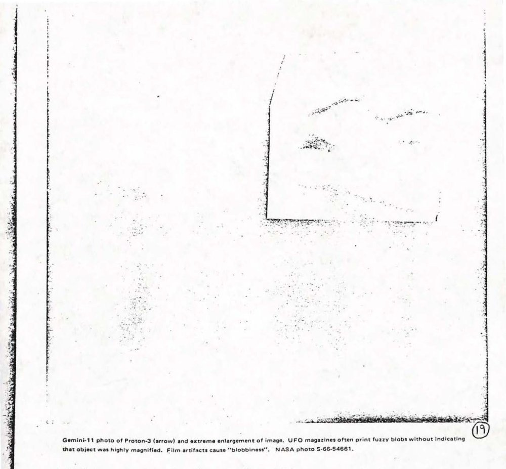 Página de revista com uma foto quase branca, uma seta e uma ampliação granulada.