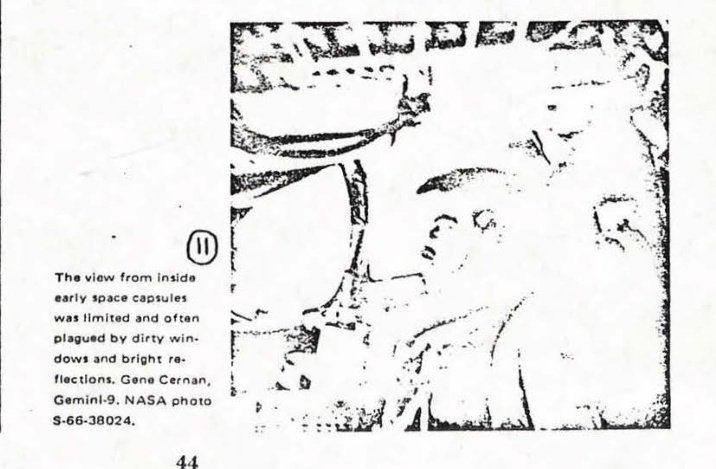 Fotocópia de alto contraste de um astronauta de perfil, de capacete aberto, dentro de uma cabine apertada, com o painel e a moldura de uma janela à esquerda; legenda impressa à esquerda.