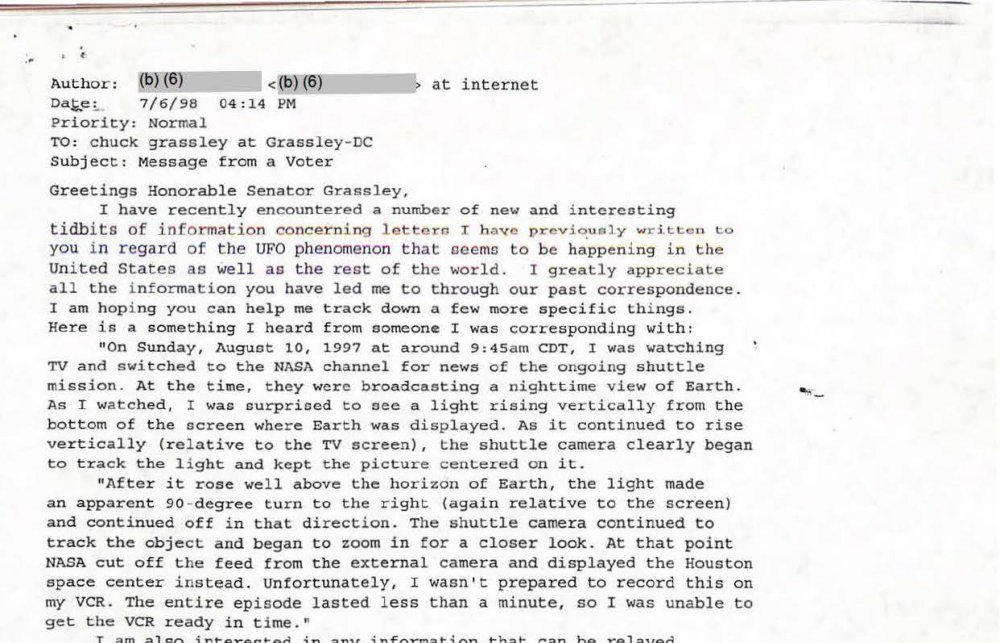 Impressão de e-mail com remetente tarjado e texto datilografado.