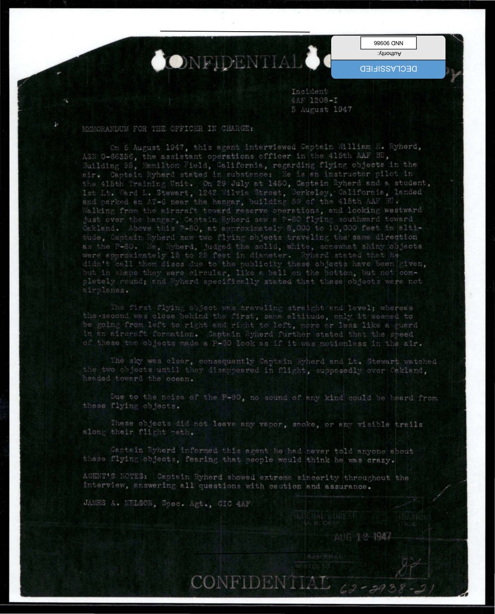 Memorando datilografado muito escuro, com carimbo de documento desclassificado.