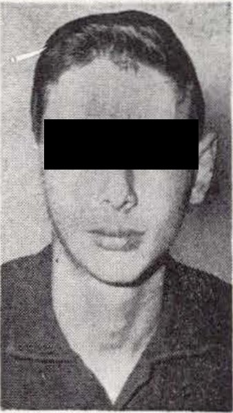 Retrato de jornal de um adolescente de cabelo curto, com os olhos cobertos por uma tarja preta.