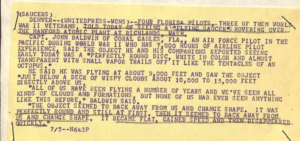 Fita de telex amarela com texto em maiúsculas sobre quatro pilotos da Flórida e um disco sobre a usina de Hanford, com sublinhados.