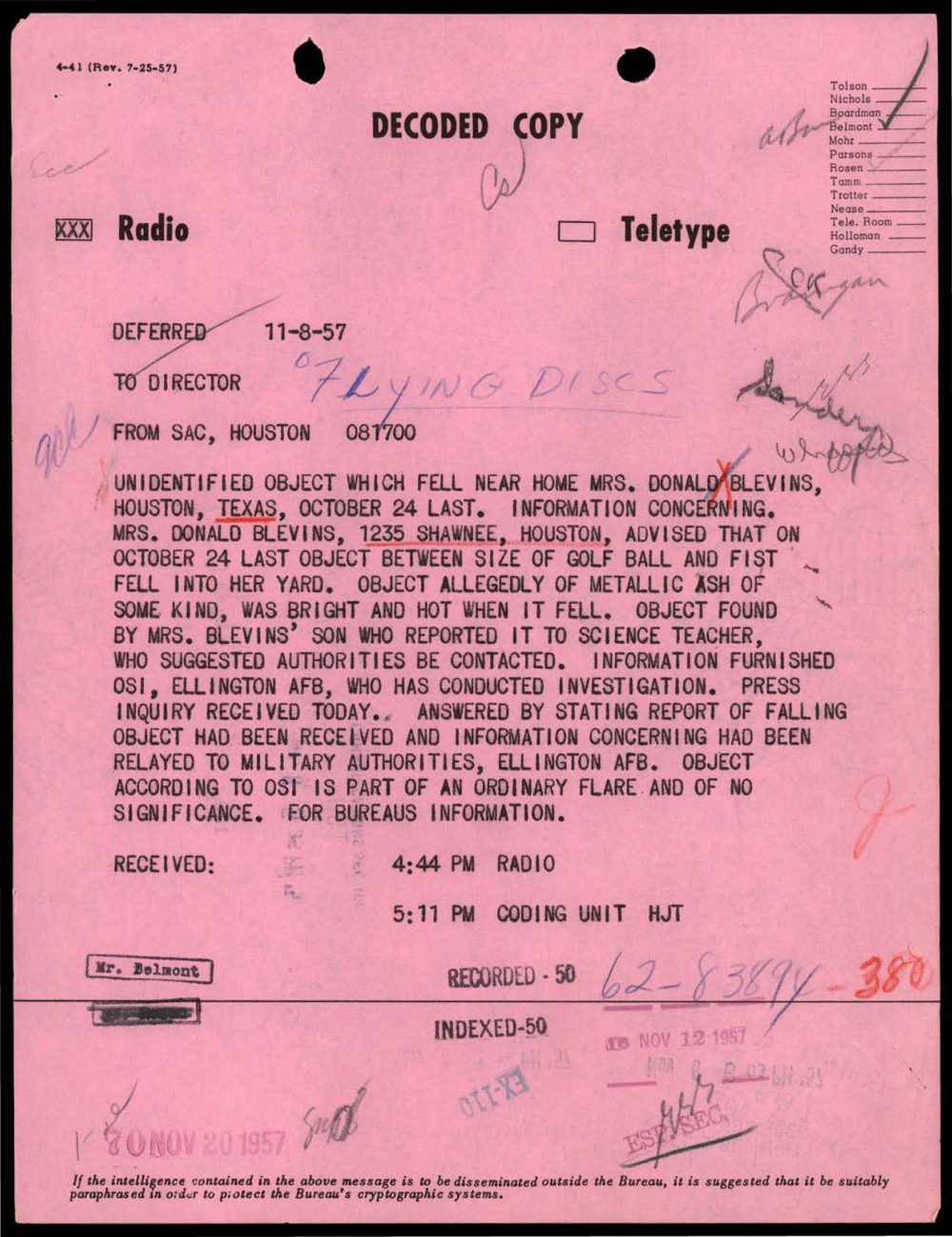 Cópia decodificada em papel rosa de uma mensagem de rádio do FBI.