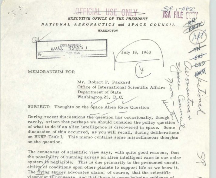 Folha datilografada com timbre Executive Office of the President, National Aeronautics and Space Council, data July 18, 1963, assunto Thoughts on the Space Alien Race Question, carimbo ISA File Copy e anotações à mão na margem direita.