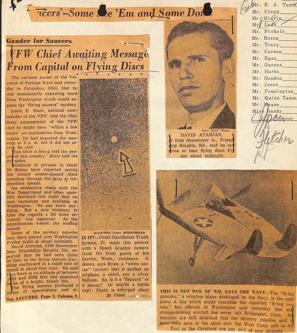 Colagem de recortes: uma foto de céu escuro com uma seta desenhada, o retrato de um homem de terno e a foto de um avião de asa arredondada com a insígnia da Marinha.