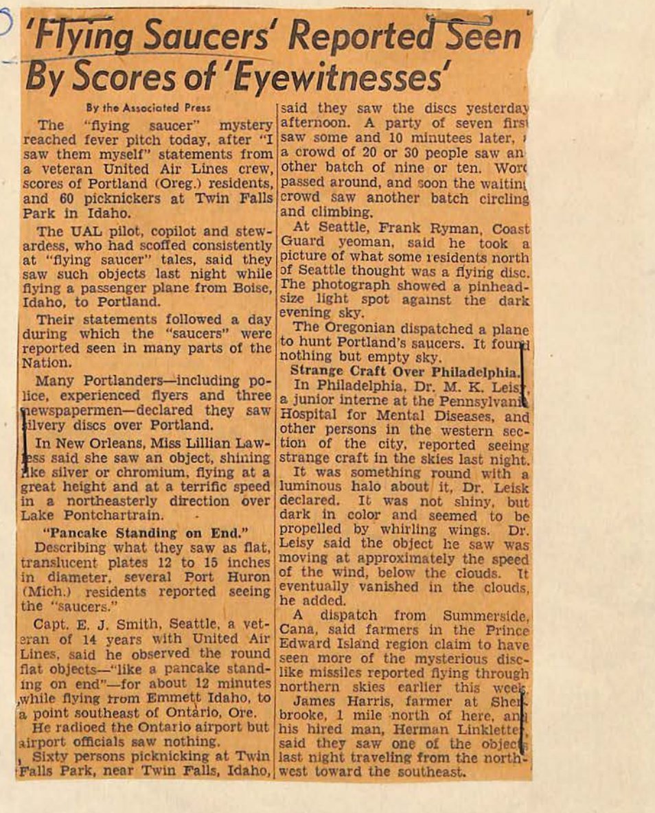 Recorte de jornal em duas colunas com a manchete Flying Saucers Reported Seen By Scores of Eyewitnesses.