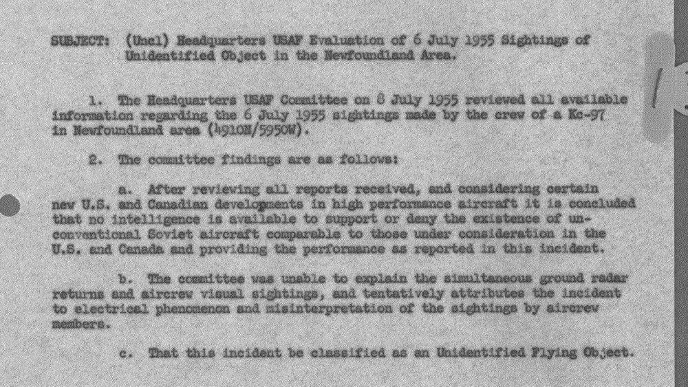 Página datilografada em inglês com o assunto Headquarters USAF Evaluation of 6 July 1955 Sightings.