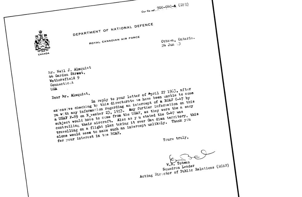 Carta datilografada com brasão do Canadá, cabeçalho Department of National Defence, Royal Canadian Air Force, assinada por W. B. Totman.