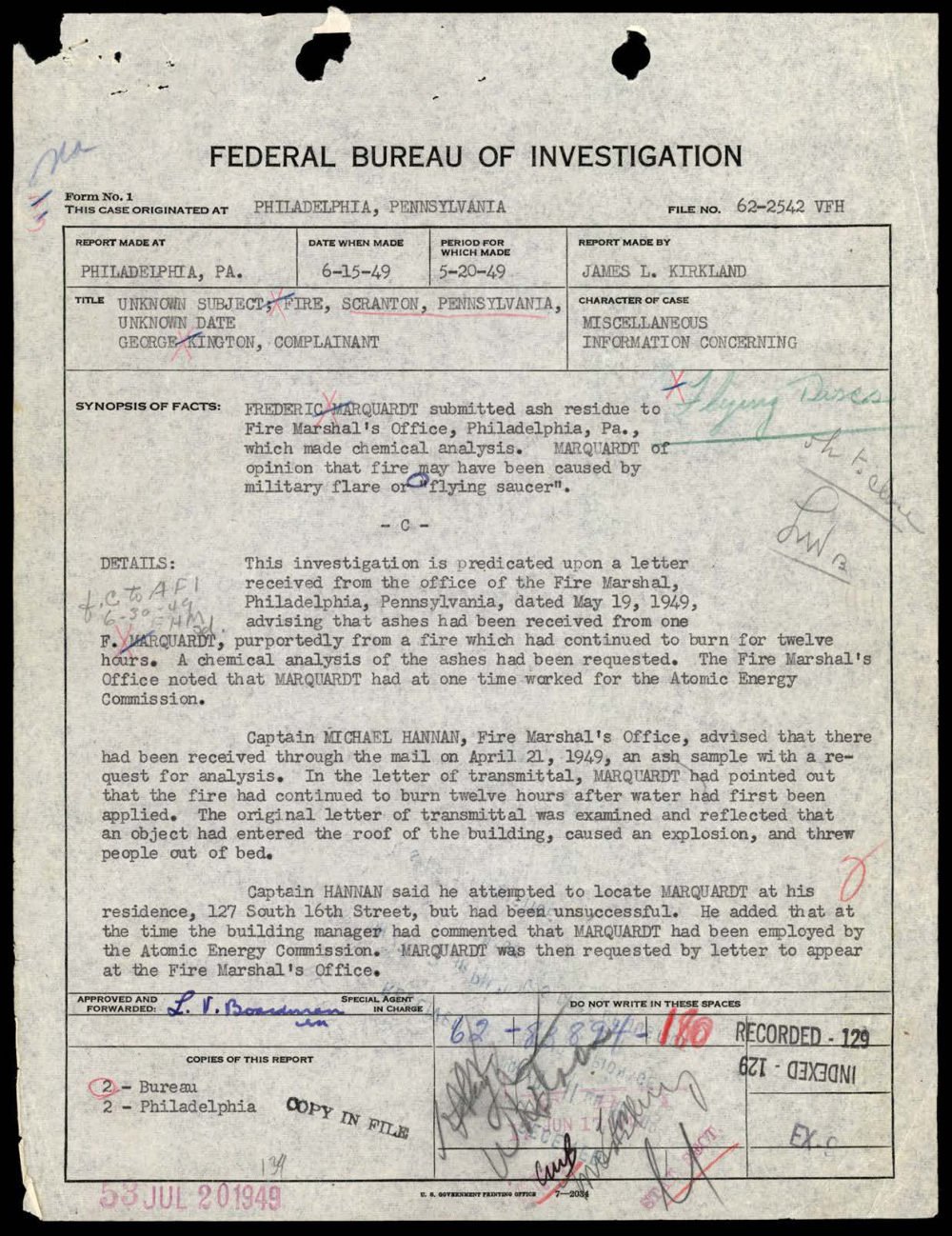 Relatório formal do FBI com quadro de dados e sinopse dos fatos.