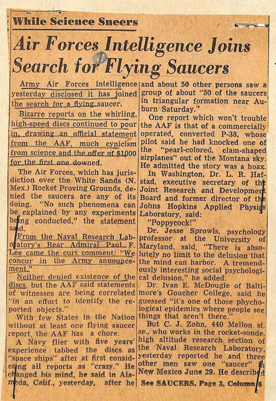 Recorte de jornal em duas colunas com a manchete Air Forces Intelligence Joins Search for Flying Saucers e trechos sublinhados.