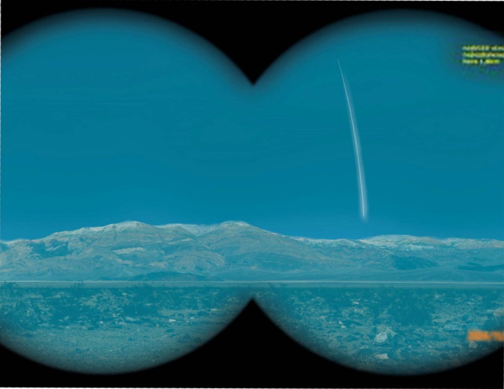 Imagem em duas lentes circulares azuladas com uma serra ao fundo e um risco de luz vertical no céu à direita.